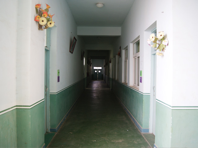 云南新興職業(yè)學(xué)院_溫馨的實(shí)驗樓走道