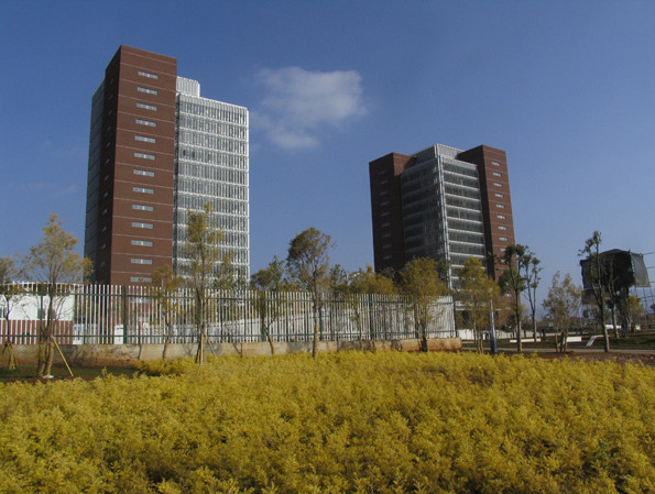 昆明理工大學--呈貢泓源廣場左側(cè)